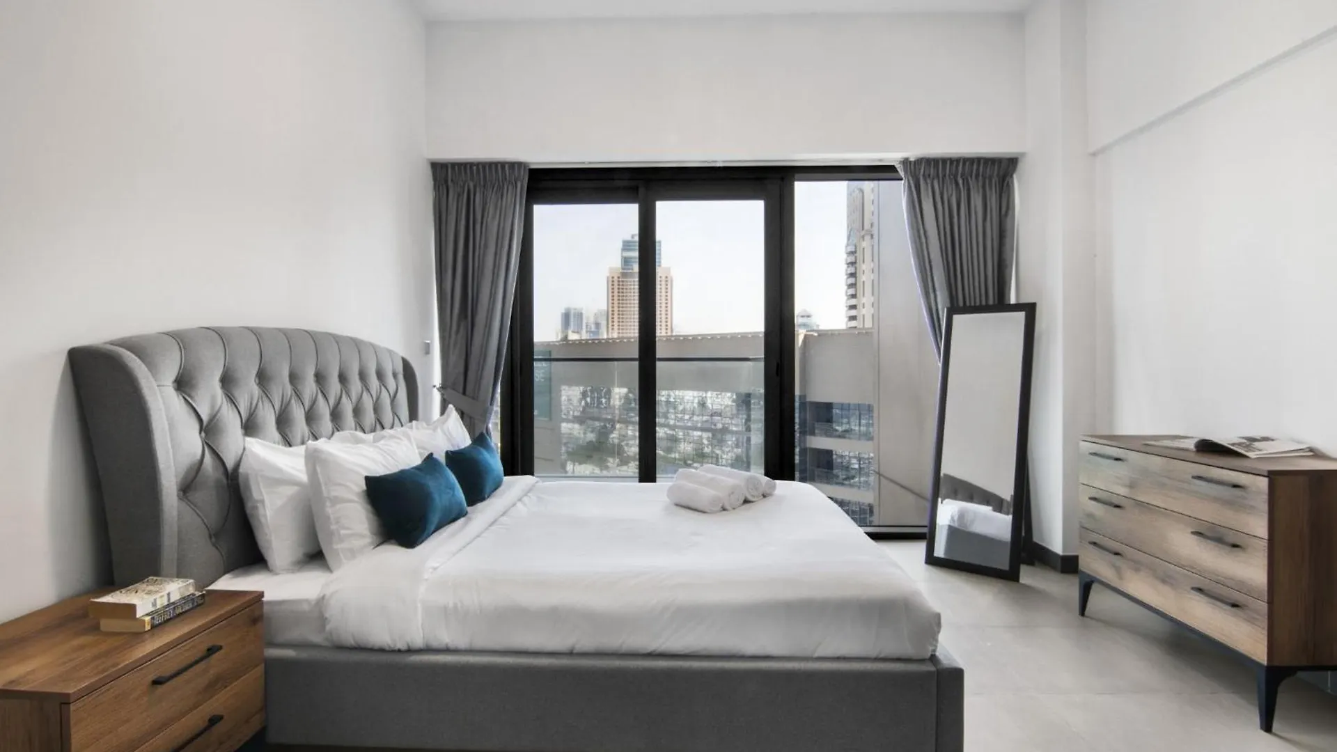 Sophisticated & Classy Stay At The Onyx Dubai 0*,
