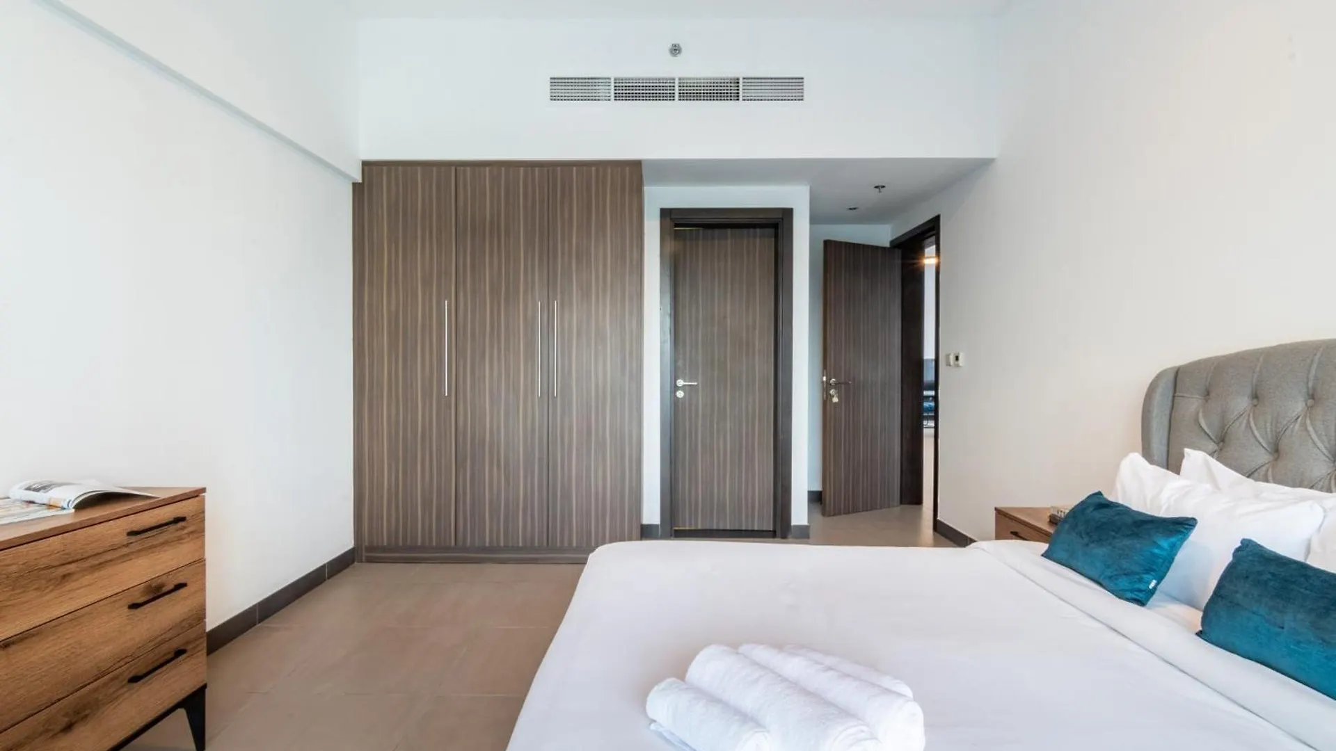 Sophisticated & Classy Stay At The Onyx Dubai Apartment