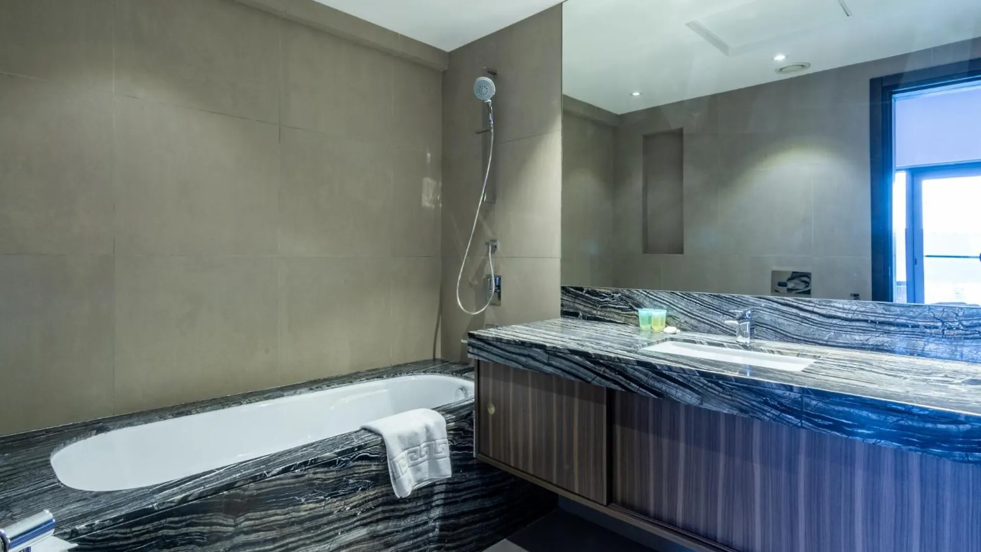 Sophisticated & Classy Stay At The Onyx Dubai